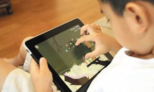 小孩暑假愛玩手機(jī)、iPad